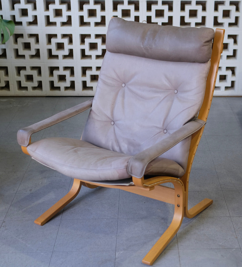 High-Back Siesta Chair in Grey Leather