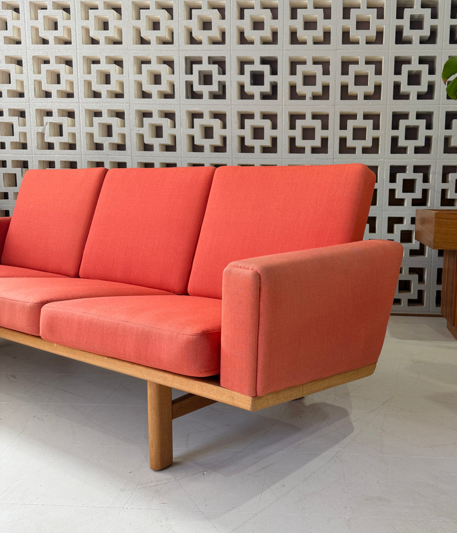 Hans J Wegner GE235/3 Sofa