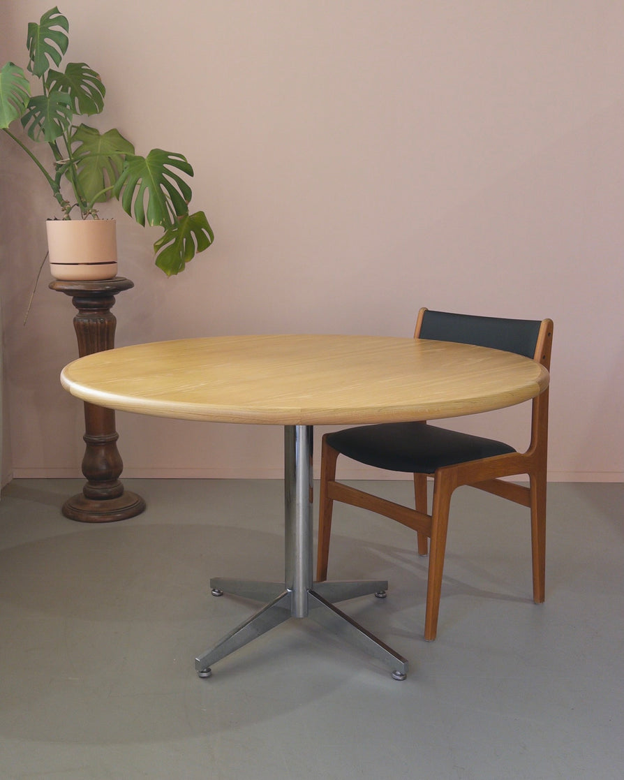 Round Pedestal Dining Table in Oak