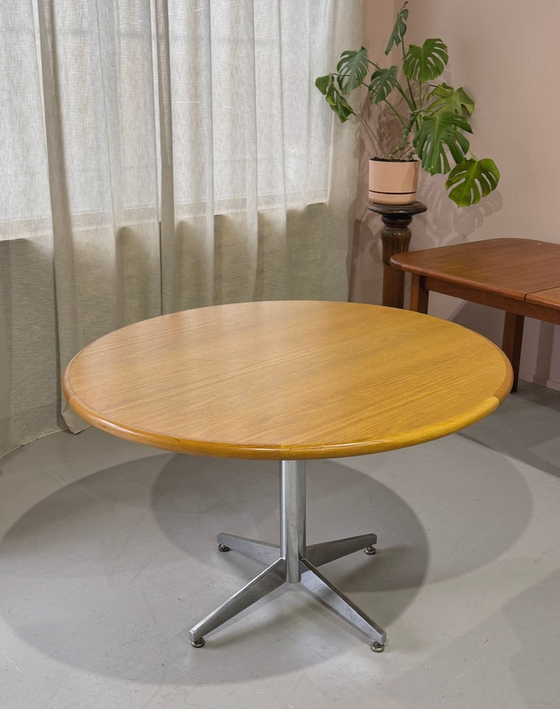Round Pedestal Dining Table in Oak
