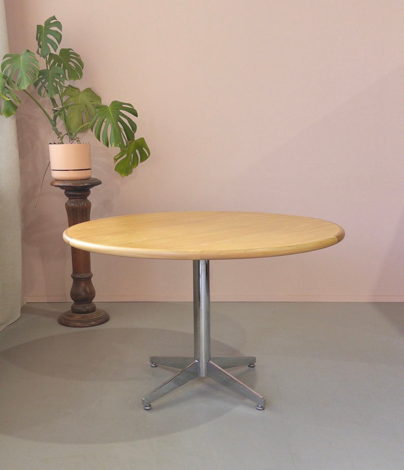 Round Pedestal Dining Table in Oak
