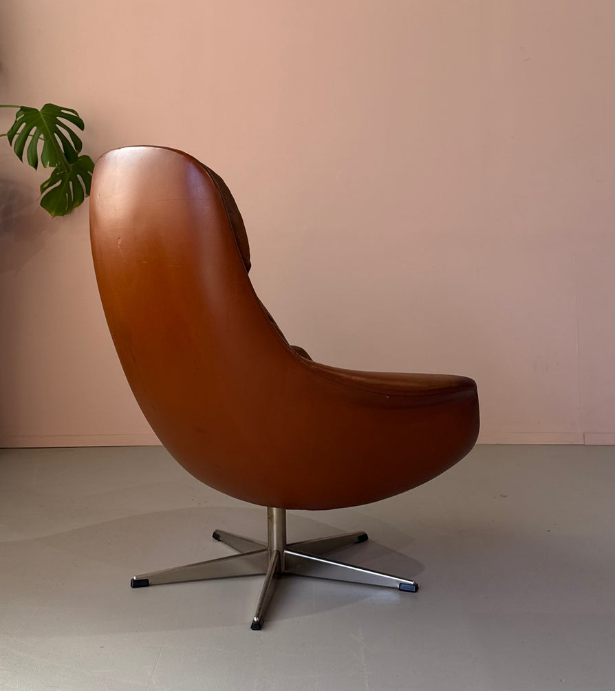 HW Klein Swivel Chair in Leather