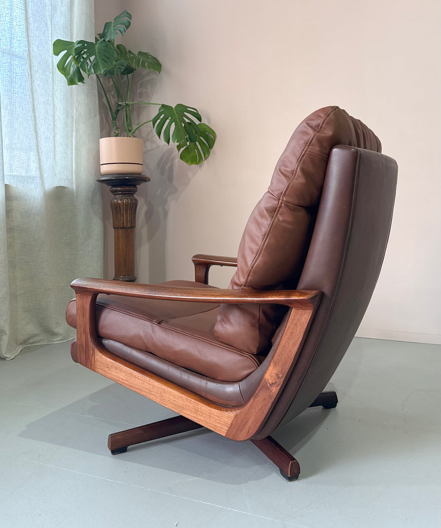 Tessa T21 Swivel Lounge Chair in Brown Leather