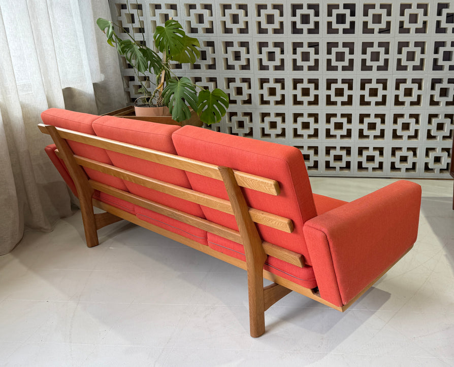 Hans J Wegner GE235/3 Sofa