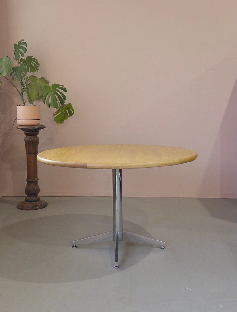 Round Pedestal Dining Table in Oak