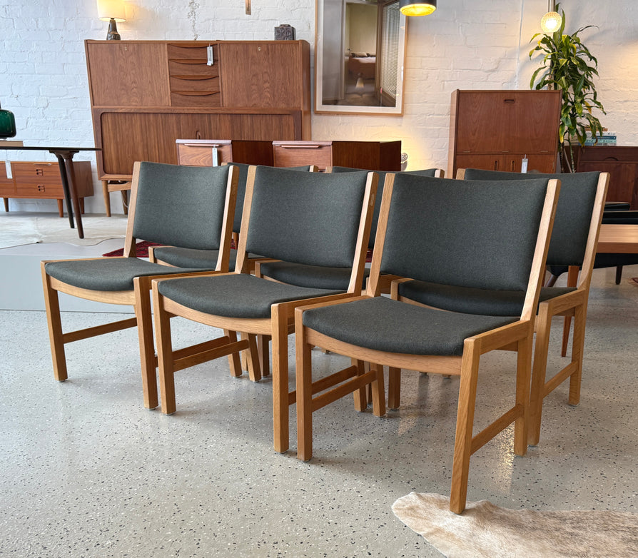 Set of Six Hans Wegner for Johannes Hansen Dining Chairs in Oak