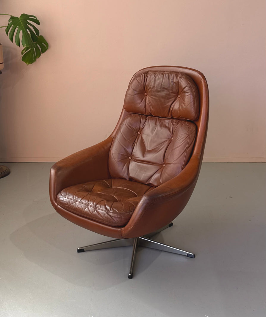 HW Klein Swivel Chair in Leather