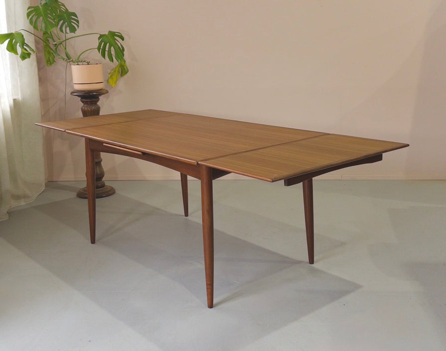 Rodd Extension Dining Table in Blackbean