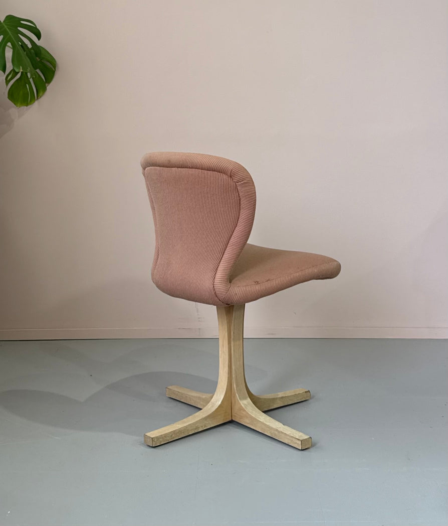 Catt Swivel Chair