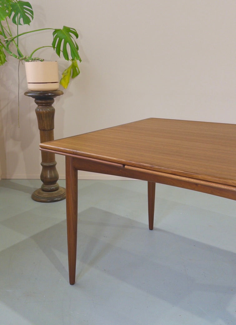 Rodd Extension Dining Table in Blackbean