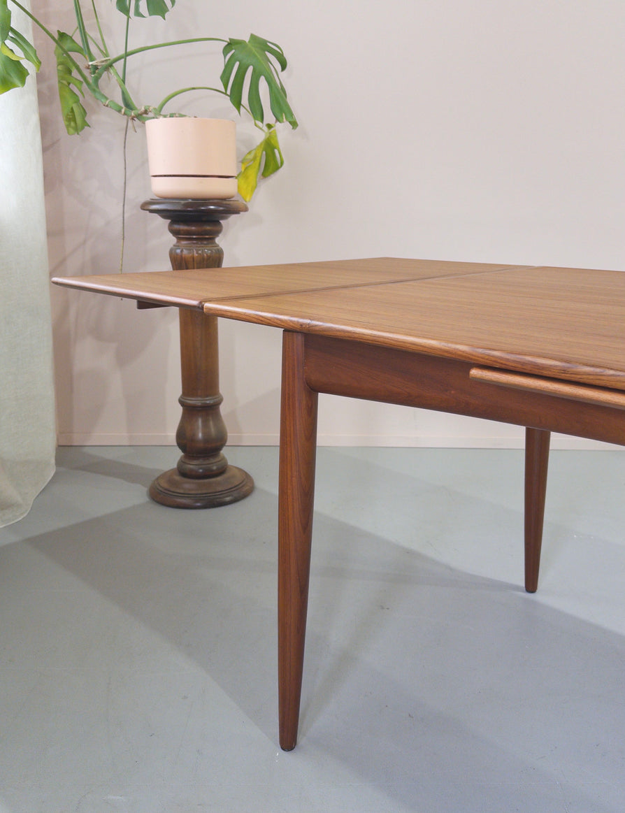 Rodd Extension Dining Table in Blackbean