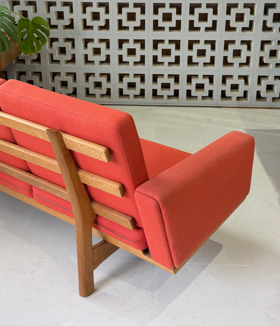 Hans J Wegner GE235/3 Sofa