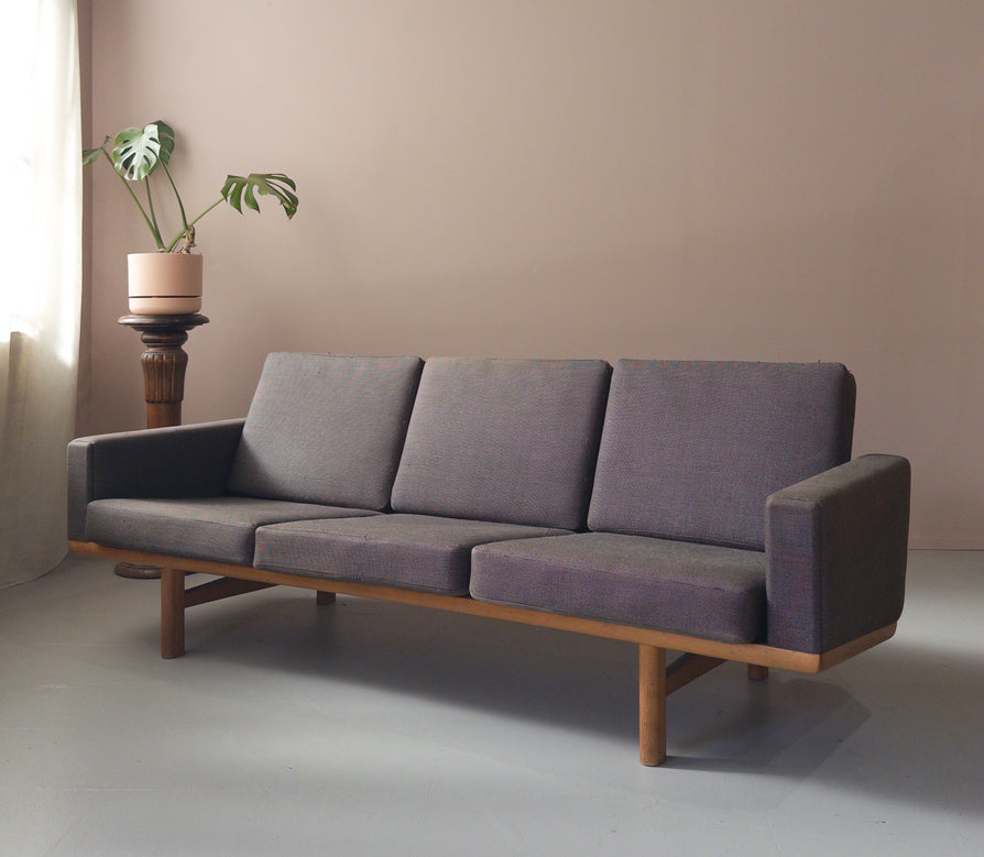 Hans J Wegner GE236/3 Sofa