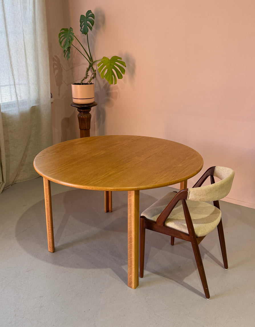 Round Danish Dining Table in Oak