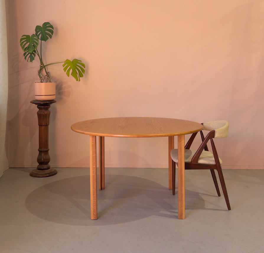 Round Danish Dining Table in Oak