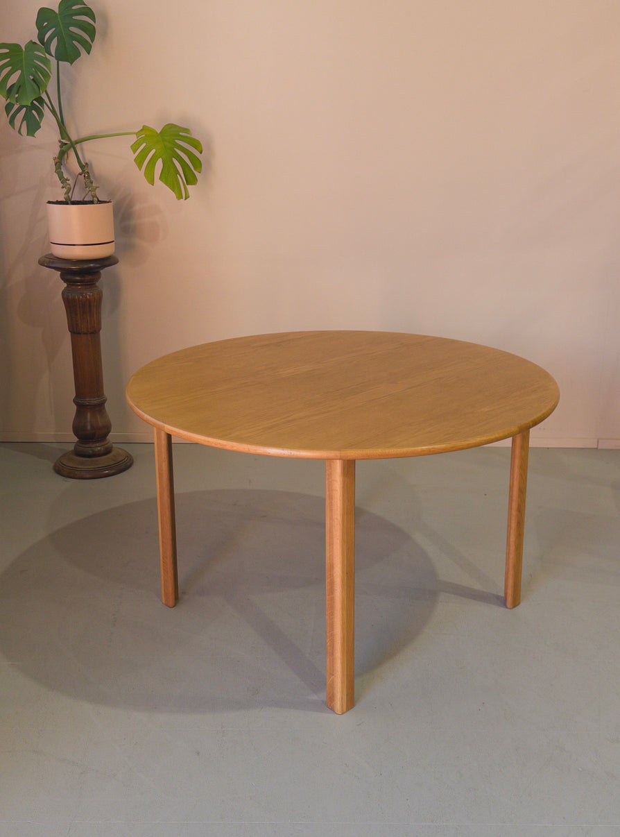 Round Danish Dining Table in Oak