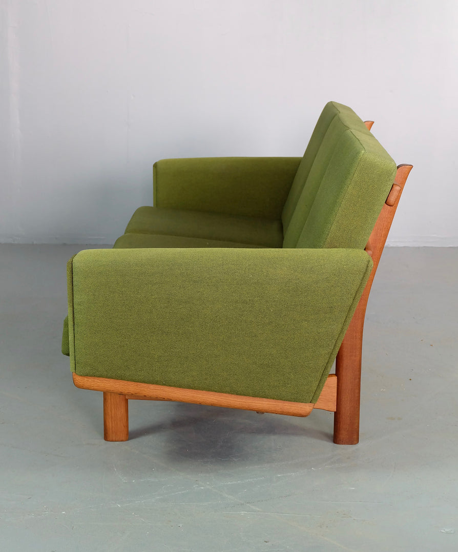 Hans J. Wegner GE236/3 Sofa in Original Wool