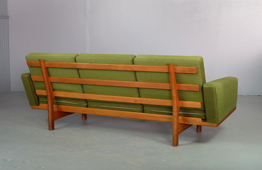 Hans J. Wegner GE236/3 Sofa in Original Wool